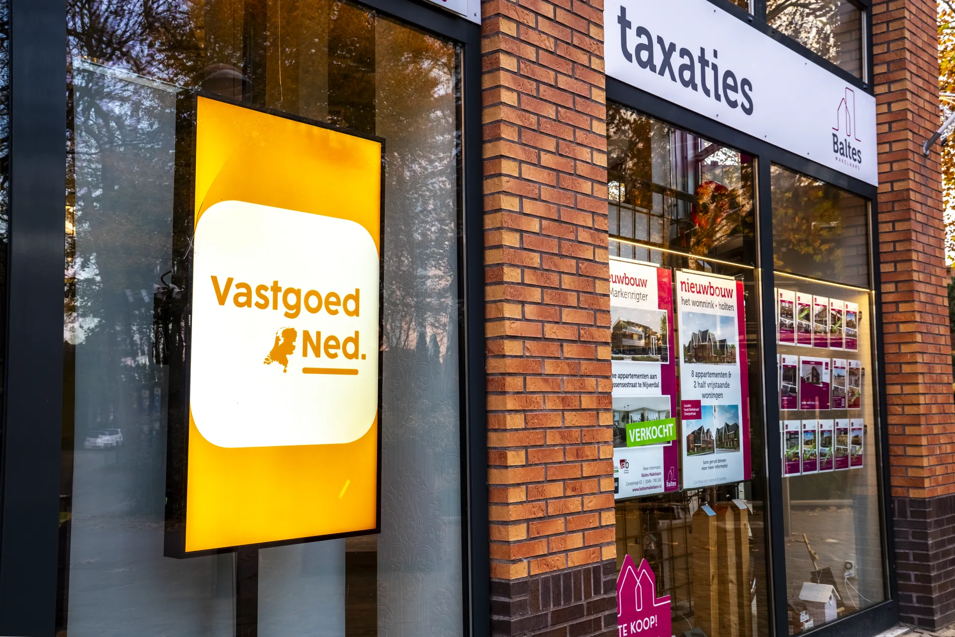 Profitscreen high-bright scherm in een makelaarskantoor
